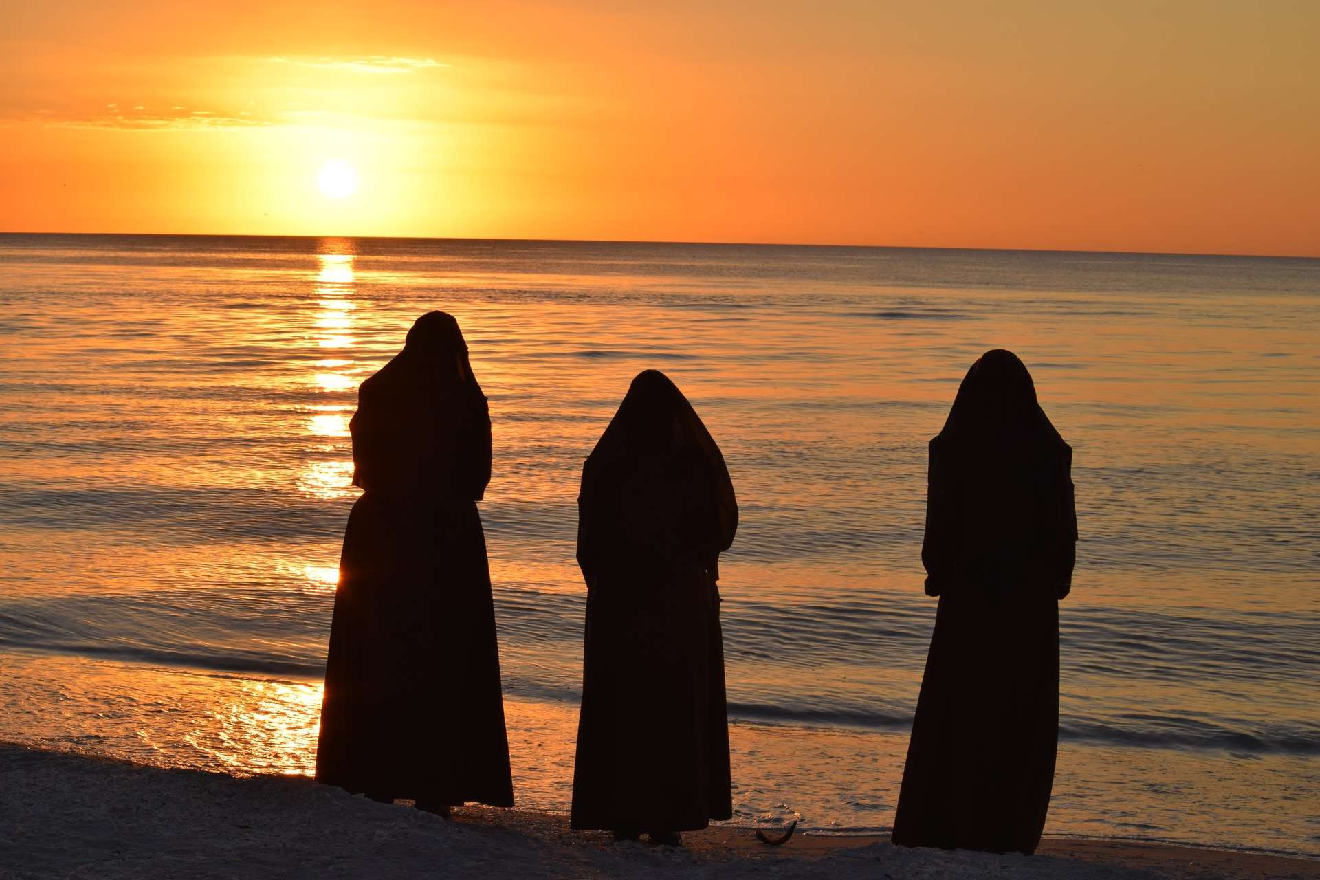 DSC_0117 Sisters facing sunset on beach