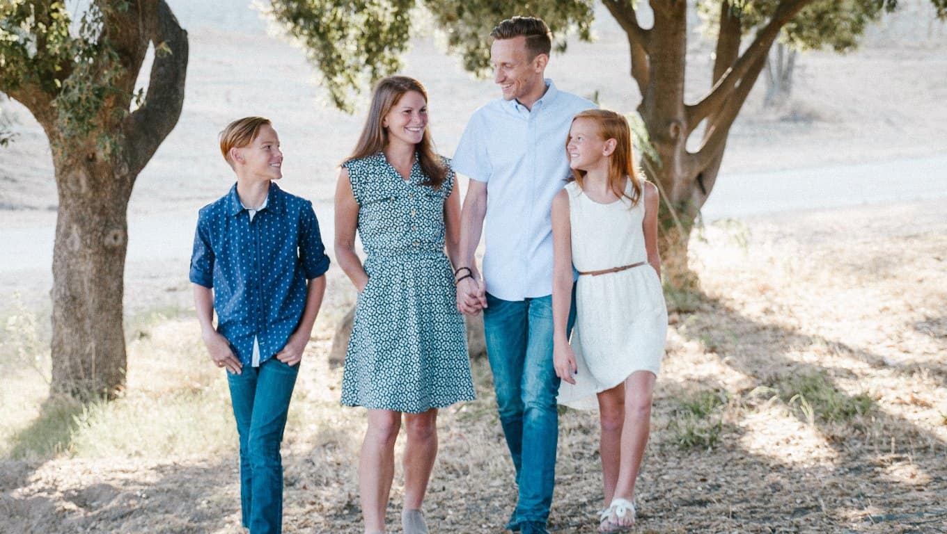 allentaylorunsplash Family portrait outisde