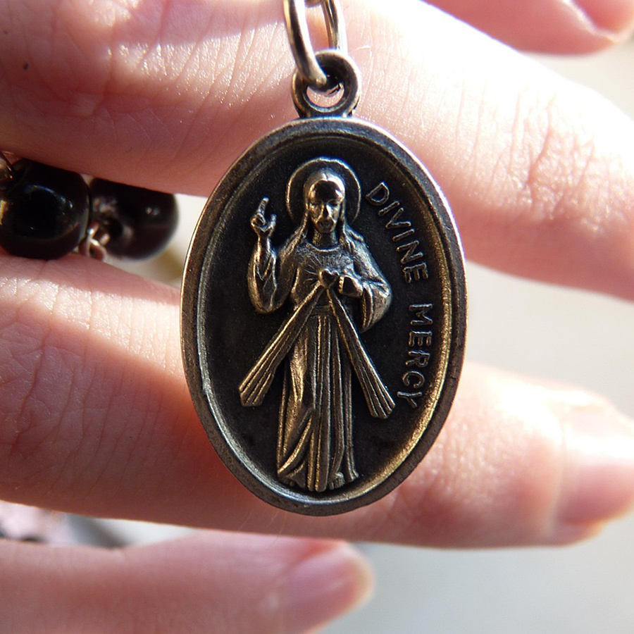 Medallion of the Sacred Heart of Jesus as water and blood gush forth from his heart.