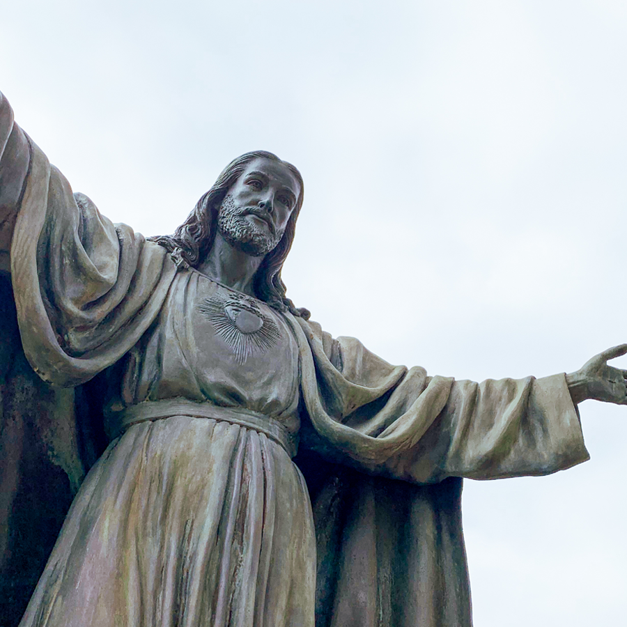 Statue of Jesus with arms outstretched.